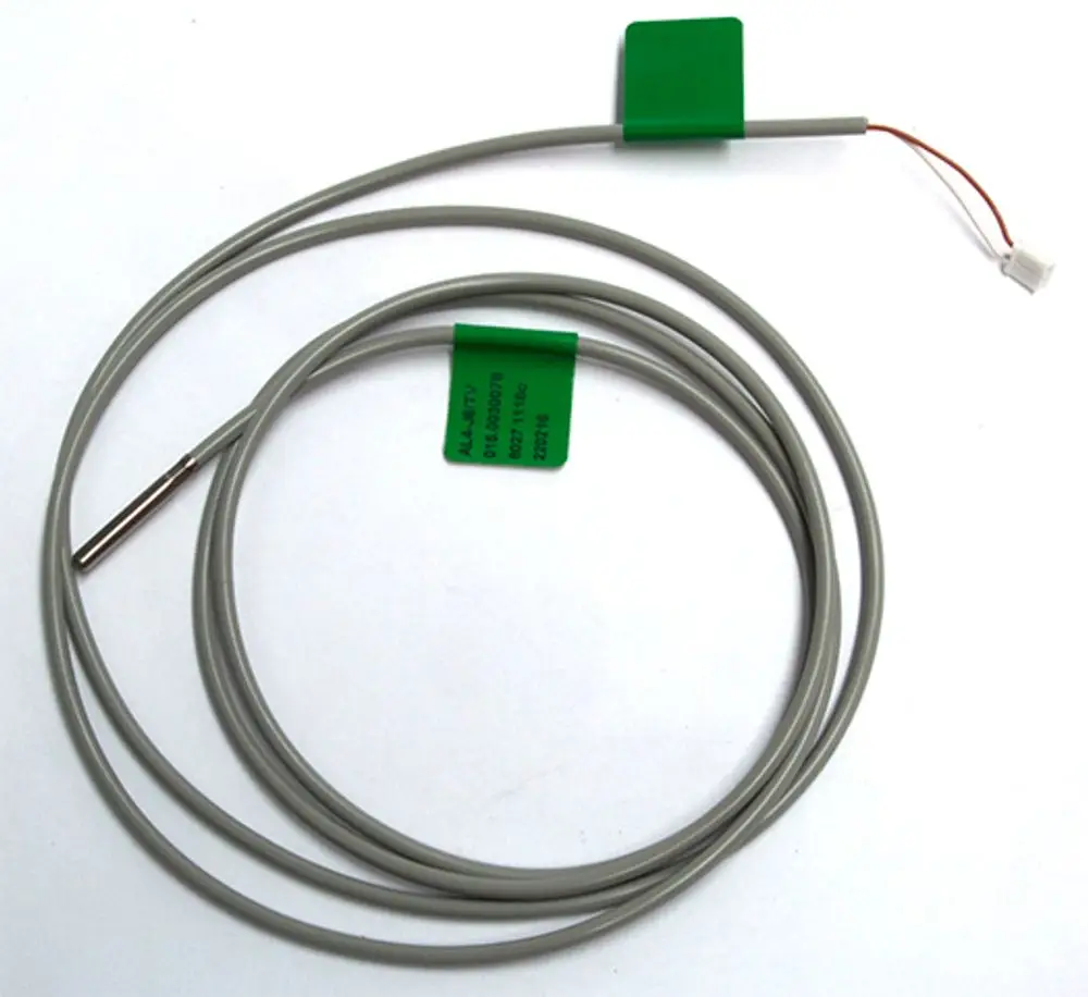 Graues Kabel mit Temperatursensor an der Spitze, mit grünem Etikett. Produkt von Daikin, geeignet für kosteneffiziente Heizlösungen.